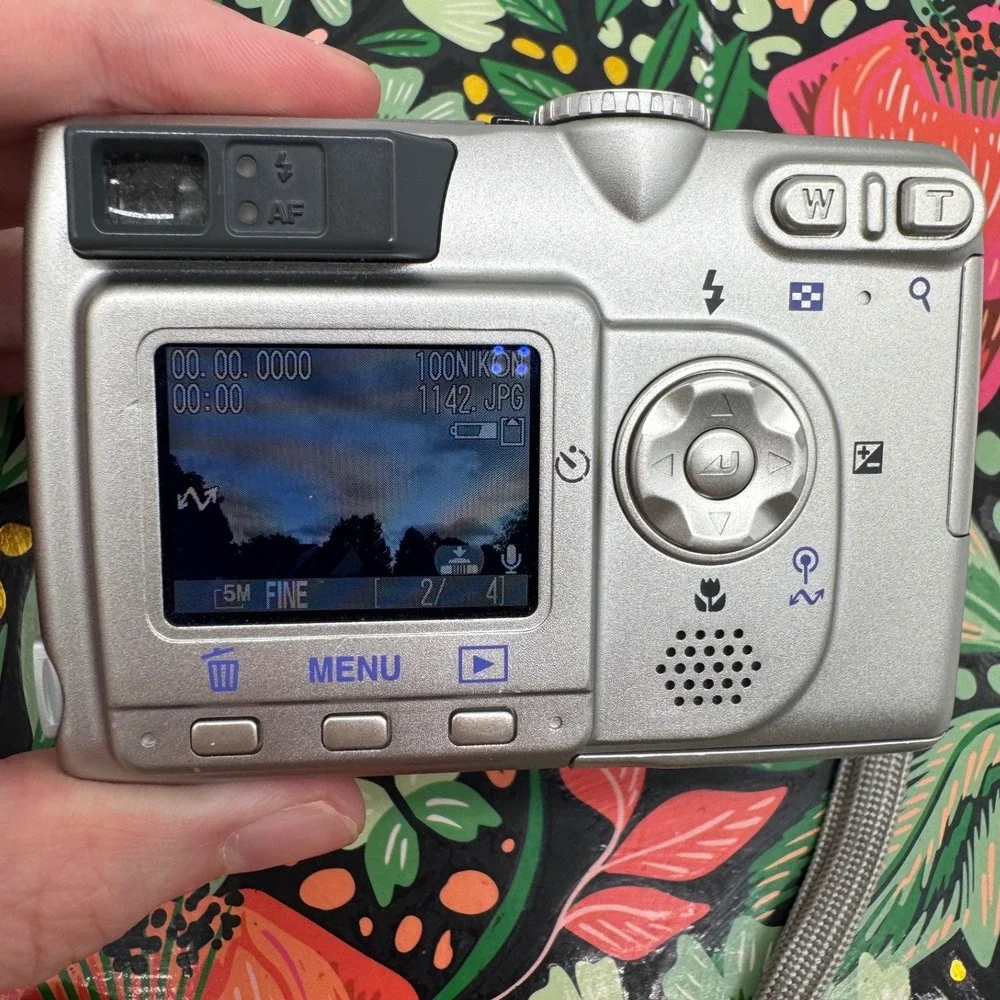 Nikon Coolpix 5200 Digital Camera Silver 5.1MP 3x Optical Zoom Bundle Boxed